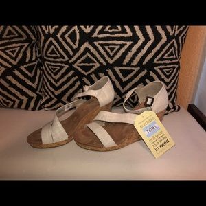 TOMS Women’s wedge sandals NWT